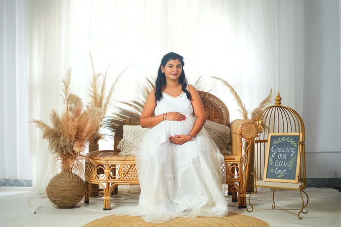 Maternity in Style: Indoor Setups, Outfits & Love in Lucknow